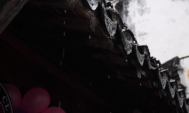 屋檐有雨落下